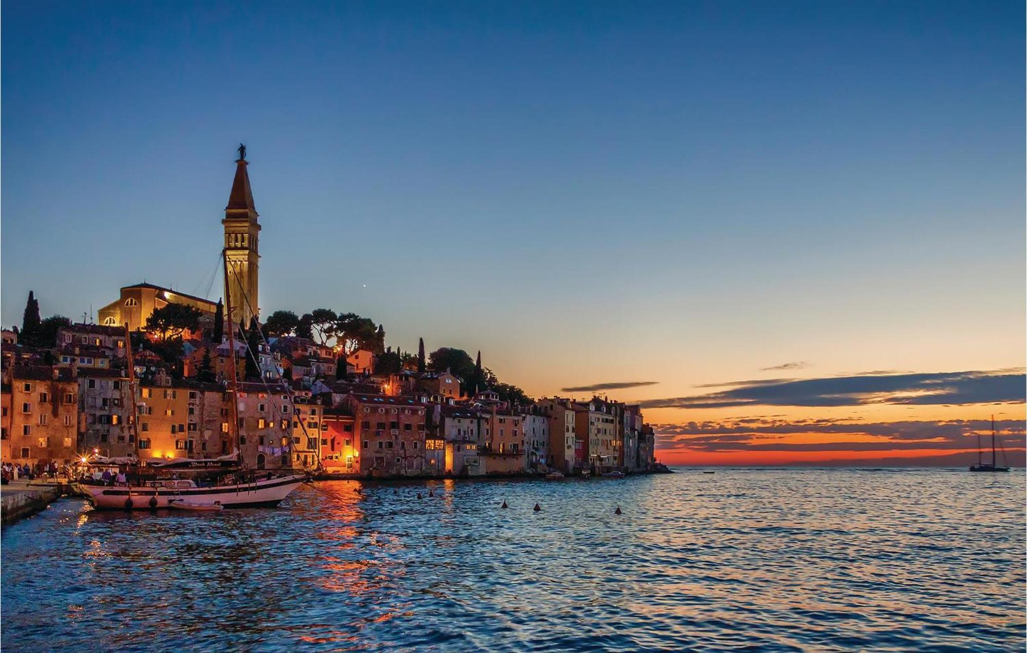 Lovely Apartment In Rovinj With Kitchen Exterior foto